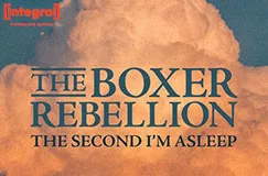 "The Boxer Rebellion - The Second I'm Asleep" vor einem Himmel mit wolkigen, orangefarbenen und blauen Tönen. Logo oben links.