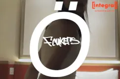 „FCUKERS“ groß auf weißem „Ö“. Ein rotes „Integral“ Logo oben rechts. Hintergrund: Verschwommene Szene.
