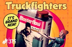 "Truckfighters", "Masterflow" auf einer großen Dose. Zwei Männer, einer drückt die Dose, der andere daneben.