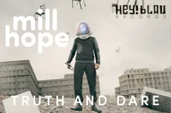 Text: "Mill Hope", "TRUTH AND DARE". Ein Mensch mit Astronautenhelm steht vor kippenden Gebäuden und schwebenden Stühlen.