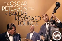 „The Oscar Peterson Trio at Baker's Keyboard Lounge.“ Drei Musiker in Smokings, einer spielt Kontrabass. Verve-Logo.