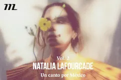 Text: "Vol. 2 NATALIA LAFOURCADE Un canto por México". Frau mit gelber Blume, verschwommen, orangenes Oberteil. Logo oben links.