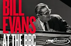 Text: "Bill Evans at the BBC". Ein Mann in Anzug spielt Klavier, lächelnd, mit konzentriertem Gesichtsausdruck.