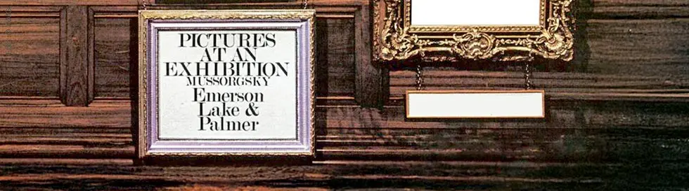 Ein goldgerahmtes Bild zeigt den Text: "Pictures at an Exhibition, Mussorgsky, Emerson Lake & Palmer".