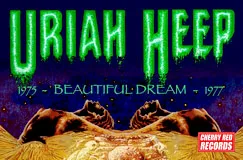 „URIAH HEEP BEAUTIFUL DREAM 1975–1977“ in grüner Schrift. Darunter Zwei Sphinx-ähnliche Figuren und Wüstensand. Logo: Cherry Red Records.