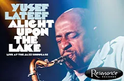 "Yusef Lateef Alight Upon the Lake Live at the Jazz Showcase." Ein Mann spielt Saxophon, Resonance Records Logo.