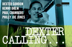 „Dexter Gordon, Kenny Drew, Paul Chambers, Philly Joe Jones“ in Blau, „Dexter Calling...“ in Weiß auf grünem Streifen. Mann telefoniert.
