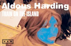 "Aldous Harding, Train on the Island" in weißer Schrift. Eine Person mit blau bemaltem Gesicht schaut zurück. 4AD-Logo.