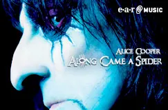 Auffällige Schrift: "ALICE COOPER ALONG CAME A SPIDER". Dunkles, dramatisches Porträt mit blauen und schwarzen Tönen.