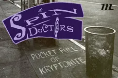 "Spin Doctors" in lila, "Pocket Full of Kryptonite" auf Gehweg geschrieben. Neben einem Mülleimer. Schräge Schriftzüge.