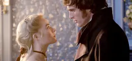 Ein Mann und eine Frau stehen sich gegenüber. Sie schauen sich tief in die Augen, elegant gekleidet in historische Mode.