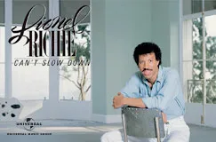 Text: "Lionel Richie Can't Slow Down".  
Ein Mann sitzt lächelnd in einem hellen Raum.