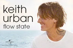 Text: "keith urban, flow state". Ein lächelnder Mann mit lässigem Haar und Tattoo am Hals vor einem Meeres-Hintergrund.