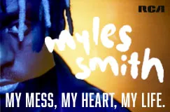 "Myles Smith. My Mess, My Heart, My Life." Ein Teil eines Gesichts in Nahaufnahme, blaue und gelbe Farbtöne.
