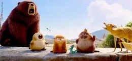 Eine Gruppe cartoonartiger Tiere: Ein Bär, Nagetiere, ein Reh, eine kleine Echse und ein Vogel stehen auf einem Felsen.