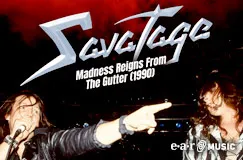 "Savatage Madness Reigns From The Gutter (1990)" in großen Buchstaben, zwei Musiker auf einer Bühne mit intensiver Beleuchtung.