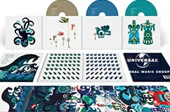 Text "UNIVERSAL MUSIC GROUP". Bunte Illustrationen von Kreaturen und Wellen. CD-Hüllen und CDs in verschiedenen Farben.