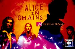 "Alice in Chains" und "MTV Unplugged" vor orangerotem Hintergrund mit Silhouetten von Musikern.