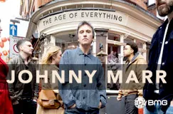 Text: "THE AGE OF EVERYTHING", "JOHNNY MARR". Personen auf einer belebten Straße.