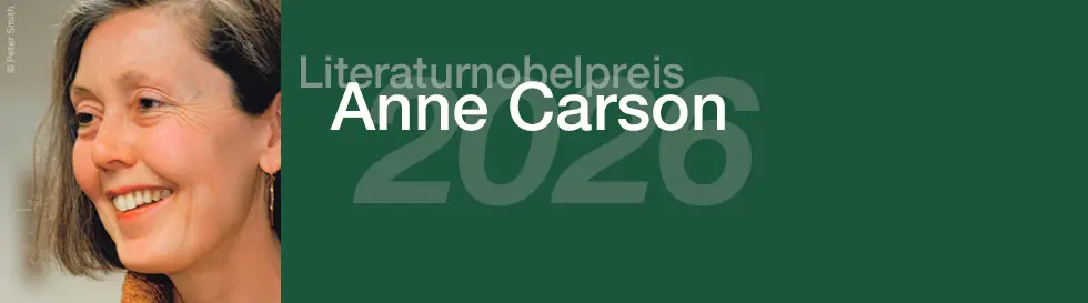 Literaturnobelpreis 2026, Anne Carson. Eine lächelnde Frau vor grünem Hintergrund.