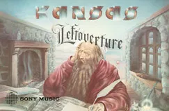 "Kansas, Leftoverture": Ein Denker in rotem Gewand sitzt an einem Tisch in einem alten Steinhaus, vertieft in Gedanken.