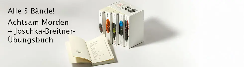 "Alle 5 Bände! Achtsam Morden + Joschka-Breitner-Übungsbuch." Fünf Bücher in einem Schuber, ein Buch geöffnet davor.