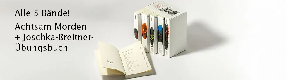 "Alle 5 Bände! Achtsam Morden + Joschka-Breitner-Übungsbuch." Fünf Bücher in einem Schuber, ein Buch geöffnet davor.