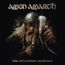 „AMON AMARTH“ und „THE ALLFATHER AWAKENS“. Ein Krieger mit Helm, blutverschmiertem Gesicht hält ein Trinkhorn und ein Messer.