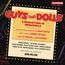 "Guys and Dolls: A Musical Fable of Broadway" in roten und goldenen Buchstaben. Instrumente als Umrisse im Hintergrund.
