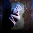 „THE PRETTY RECKLESS“, „OXRNOR“. Eine Frau mit langen, blonden Haaren liegt auf einer Steinplatte, umgeben von Laub.