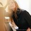 Rebekka Bakken Always On My Mind. Eine Frau in schwarzer Bluse, lehnt sich an ein Klavier, ihr Blick ist ruhig.