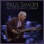 Oben steht "Paul Simon The Quiet Celebration Concert". Eine Person spielt Gitarre vor einem verschwommenen Hintergrund.