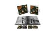 "Rubber Soul" in großer Schrift auf zwei CD-Hüllen. Darunter ein Fotobuch mit einer schwarz-weißen Band auf der Bühne.