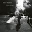 "Steve Swallow. Winter Songs. ECM." Eine Person mit Mantel steht in dunstiger Straßenecke, Schatten und Autos im Hintergrund.