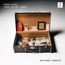 Texte: Mendelssohn, Songs Without Words, Bertrand Chamayou. Koffer mit Fotos, Büchern und Papieren, ein Logo oben rechts.