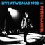 "Live at WOMAD 1982" in Blau, "Peter Gabriel" in Rot. Schwarz-weißes Foto einer Person auf der Bühne im Scheinwerferlicht.
