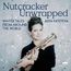 „Nutcracker Unwrapped“, „Winter Tales from Around the World“, „Asya Fateyeva“. Frau mit Saxophon und winterlichem Hintergrund.