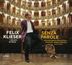 "FELIX KLIESER, I SOLISTI DI PAVIA, SENZA PAROLE" Ein Mann sitzt entspannt auf einem Stuhl in einem eleganten Theater.