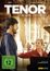 Text: "TENOR - Eine Stimme - Zwei Welten". Ein Mann und eine Frau stehen in einem prunkvollen Raum, er trägt eine blaue Jacke.