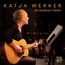 Text: "KATJA WERKER - An seidenen Fäden". Eine Frau spielt Gitarre in einem Studioumfeld. Notenständer im Vordergrund.