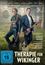 "Eine herrlich schwarzhumorige Komödie." Darunter stehen zwei Männer in der Natur, einer hält eine Gitarre, der andere eine Schaufel.