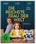 Zwei Personen sitzen an einem Tisch. Große gelbe Schrift: "DIE REICHSTE FRAU DER WELT". Blauer Vorhang im Hintergrund.