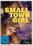 "Small Town Girl" in großen gelben Buchstaben, darunter zwei Personen eng aneinander kuschelnd, umgeben von lila Stoff.