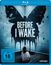 "BEFORE I WAKE" steht im Zentrum, oben "FÜRCHTE SEINE TRÄUME". Ein Kind sitzt vor einer schmetterlingsartigen Figur.