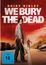 Text: "DAISY RIDLEY" und "WE BURY THE DEAD." Eine Person mit Axt steht auf einer Straße, Hintergrund blutroter Himmel.