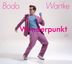 Texte: "Bodo Wartke", "Wunderpunkt 2.0". Person im pinken Anzug mit blauen Shirt, posiert spielerisch mit Miniventilator.