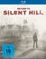 „Return to Silent Hill“ oben in großen Buchstaben, darunter „Welcome to Silent Hill“ auf einem Schild, neblige Szene.