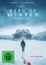 "Dead of Winter: Eisige Stille". Eine Person auf einer verschneiten Fläche nähert sich einer einsamen Holzhütte.