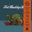 "Fat Freddys Drop: Based on a True Story". Illustration eines Bootes mit Menschen und einem großen Oktopus auf dem Meer.