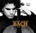Texte erwähnen "GAVRIEL LIPKIND BACH" und "6 Suites a Violoncello Solo Senza Basso". Schwarz-weiß mit Cellospieler.